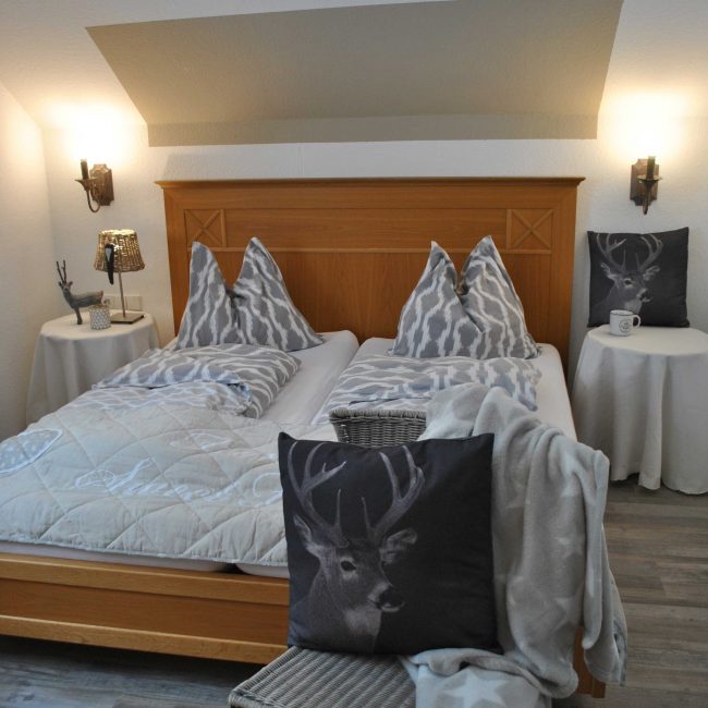 Schlafzimmer mit Doppelbett
