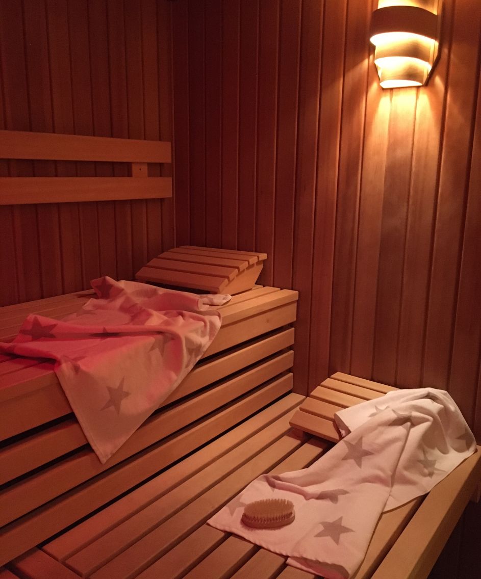 Sauna mit Handtuechern und Buerste