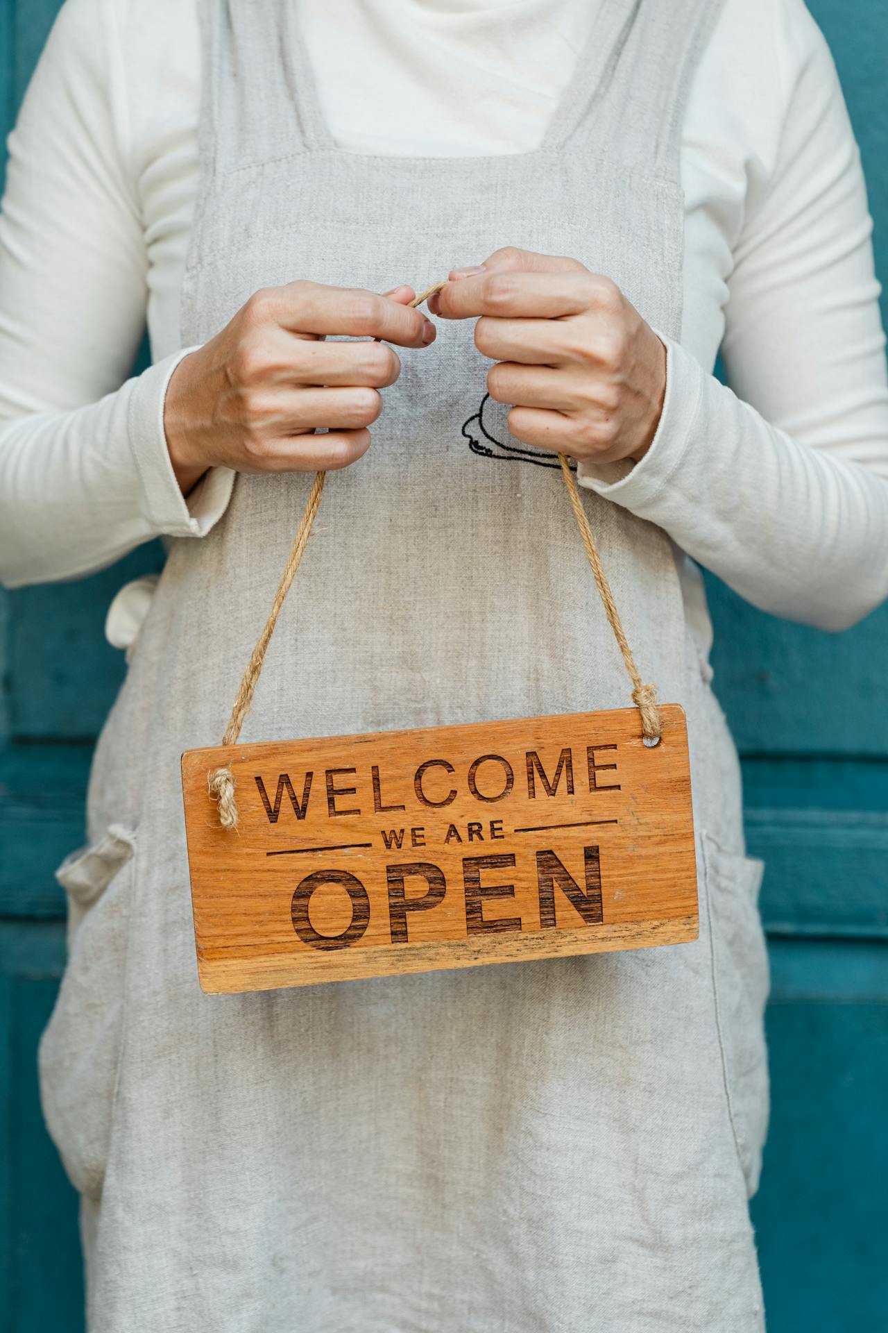 Schild mit Text We are OPEN